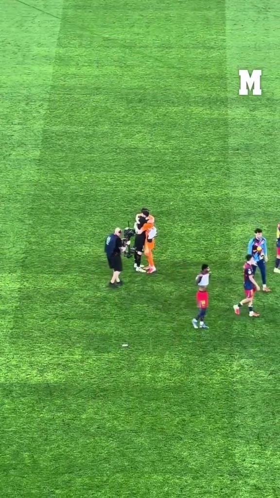 都是朋友！现场直拍：赛后巴萨球员和毕巴球员的各种拥抱！