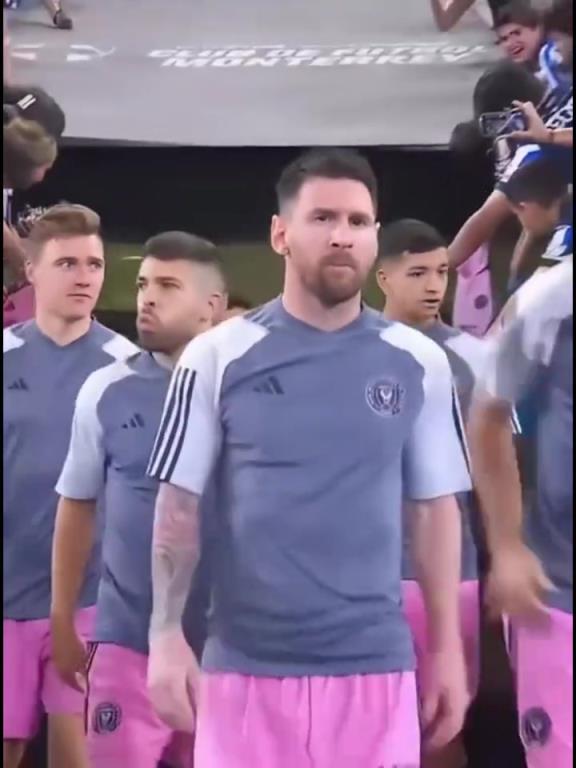 永远的领袖！即使是训练，球队也要等梅西带领大家入场！