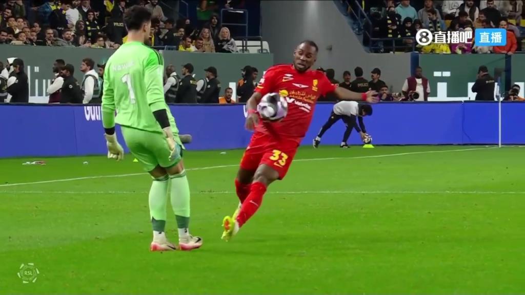 太逆天了！胜利门将送超级大礼！奎尼奥内斯笑纳空门！