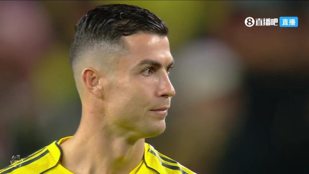 无语了！胜利门将送离谱大礼！C罗非常无奈摇头苦笑！