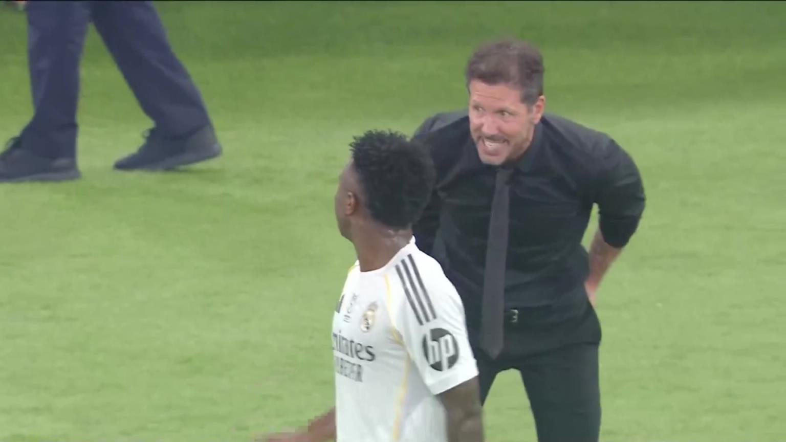 有失风度？西蒙尼场边对维尼修斯喊：老佛爷迟早赶走你，等着瞧