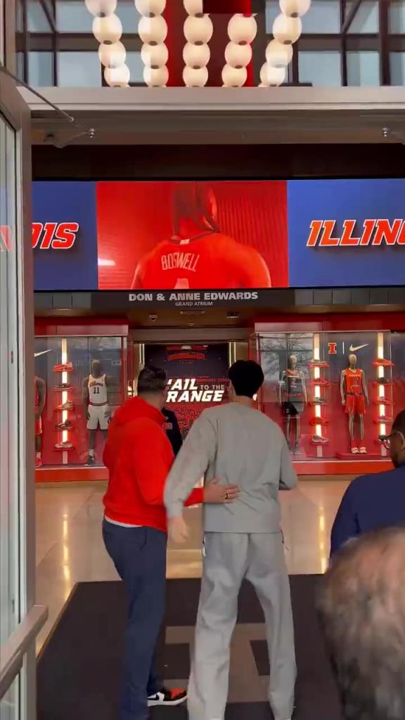 中国男篮未来之星！张博源参观伊利诺伊大学