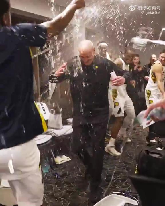 13连败苦尽甘来！步行者在更衣室为卡莱尔庆祝千胜！