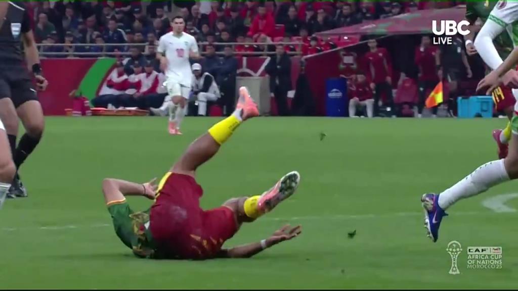 争议？姆伯莫禁区内摔倒但没被判罚点球