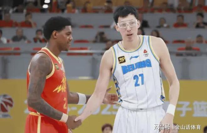 广厦赢啦！犯规24比35，罚球42比27，网友:还是本土裁判好使