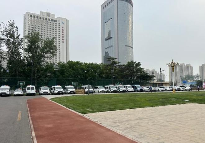 媒体人晒北京男篮主场警车照片：这阵势，提醒各位控制情绪