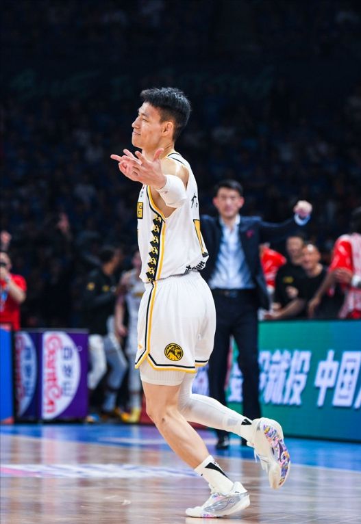 神奇小子关键3分！8块腹肌彰显努力，广厦最强选秀背后离不开一人