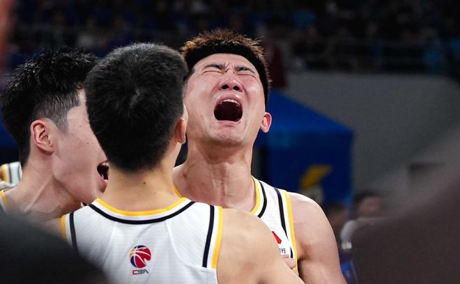 主场3连败出局，北汽全员表情沮丧，为何周琦赛后却笑得挺开心