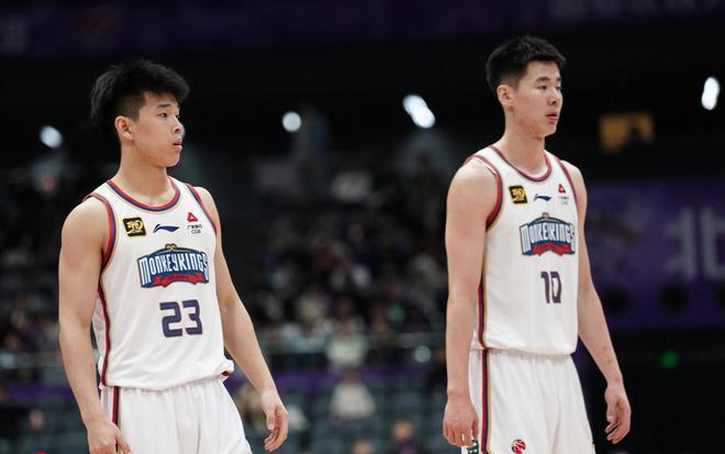 2年合同起步！易建联替补续约稳了，场均6+5，帮鱼腩队进季后赛