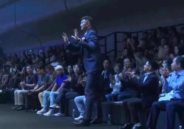 人气太高！杜锋参加活动被一众美女邀请合影 球迷调侃业务繁忙