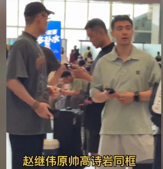 遼寧成人男籃赴京，與北京隊熱身，繼偉原帥在列，小高攜名包出行
