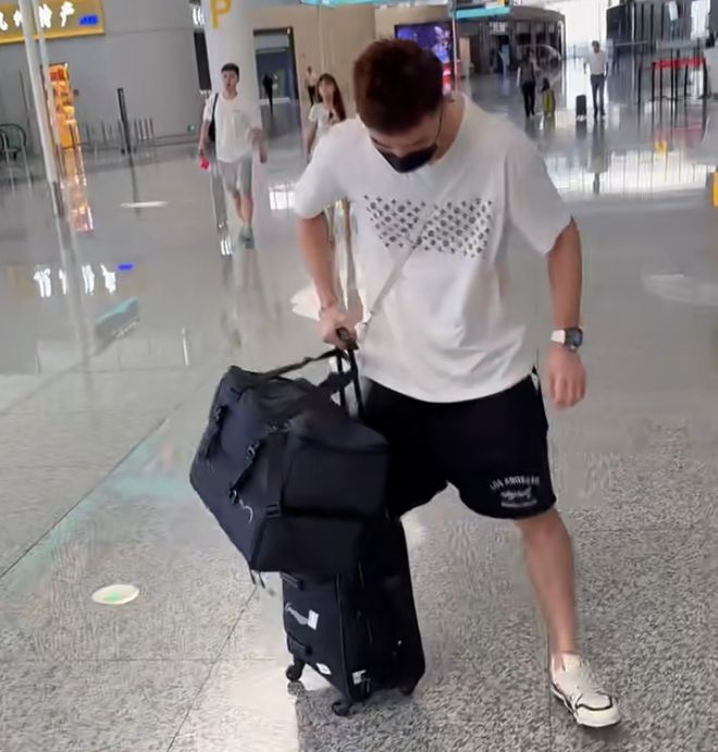 周琦公布赴赛区全过程！调侃孙铭徽与王博，偶遇北京，太调皮了！