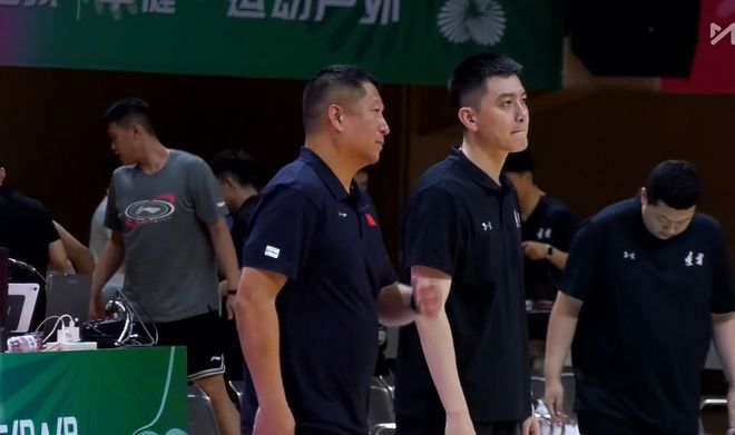 太狠了！卫冕冠军狂虐对手44分，原帅爆发，高诗岩13+8，1人受伤