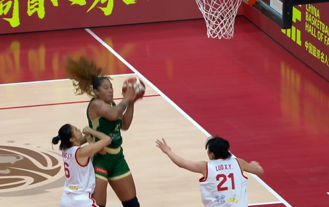11中2，8中1，两大首发梦游，中国女篮输给澳大利亚，她们要背锅