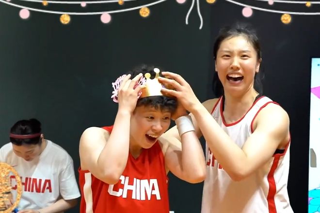 中国女篮公布12人名单，李梦缺阵淘汰4人，新星中锋在列