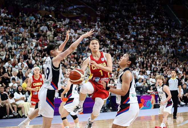 泪目！中国女篮30岁关键女王复活：砍9分8助给2米26张子宇喂饼