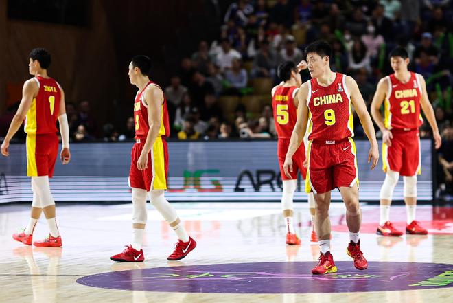 媒体人：中国男篮首发表现不够理想，余嘉豪和王俊杰超出预期