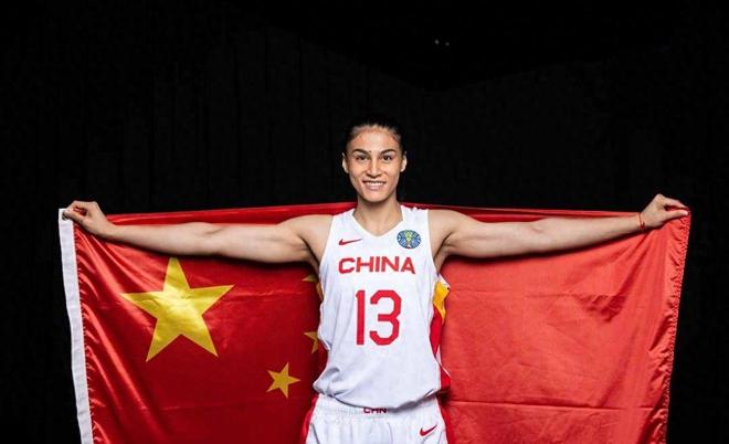 中國女籃再現扣籃新星！1米95新疆美女前國手，單手扣籃驚呆球迷