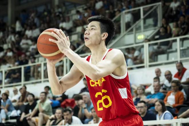 媒体人：中国男篮集训队结束欧洲拉练，已经平安落地北京首都国际机场。