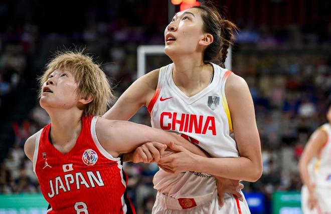 中国女篮完败日本！双塔沦为摆设+外线防守崩盘，宫鲁鸣太轻敌