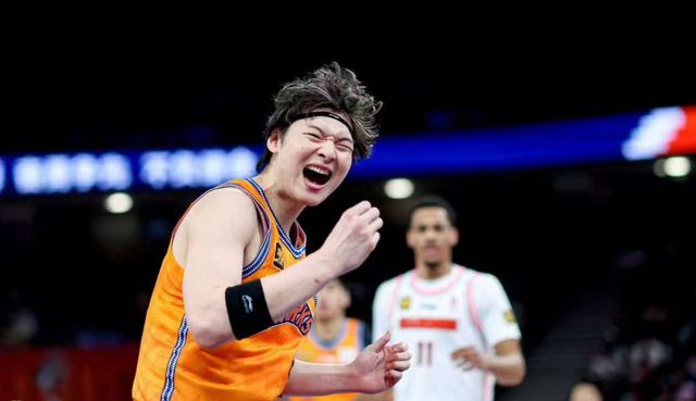 上海男籃33分大勝！擊敗日本球隊，崔曉龍被罰下，偰李永煒爆發