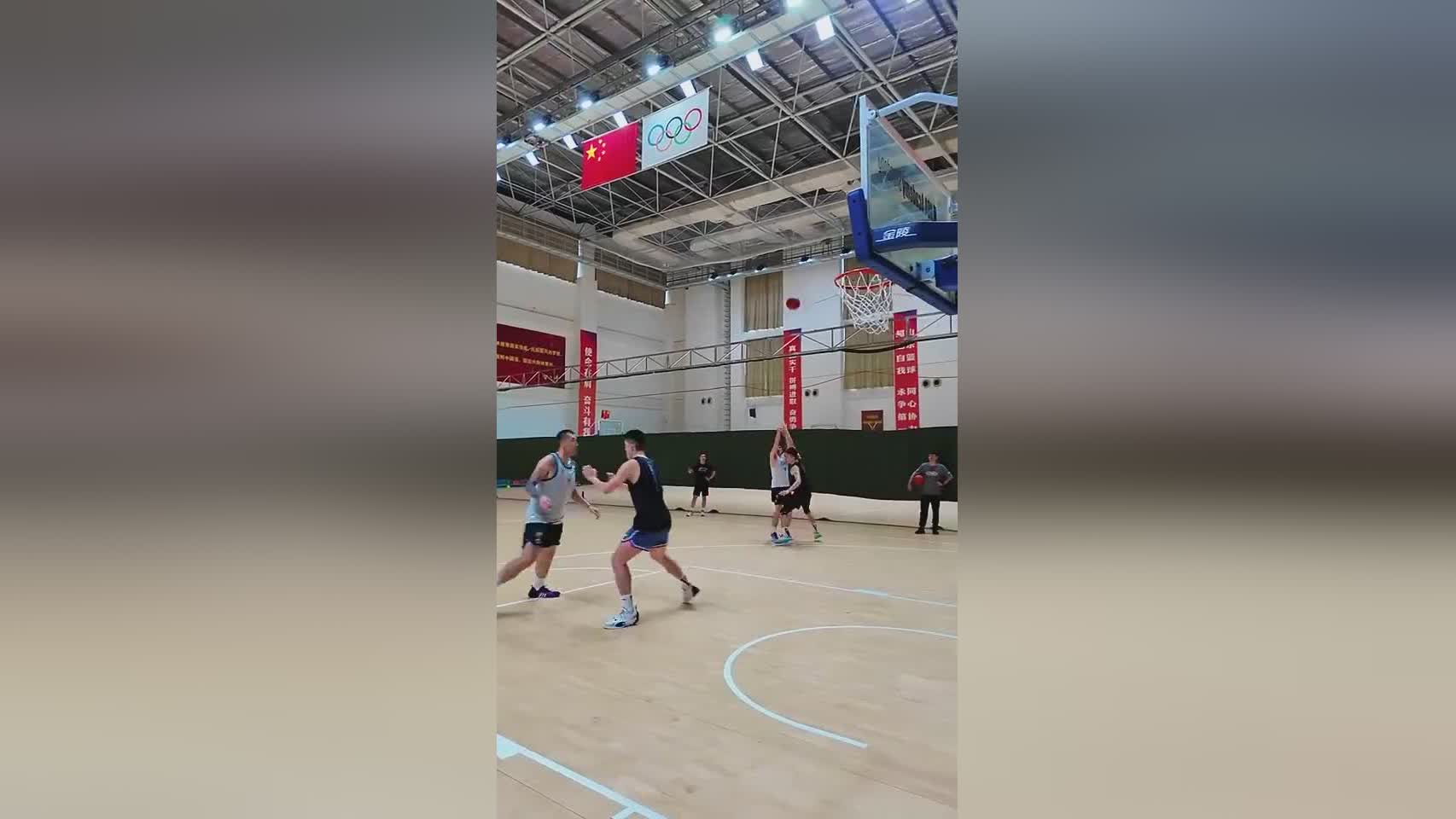 邱彪指导山东男篮训练：有投篮机会不投什么时候投？怎么打球？