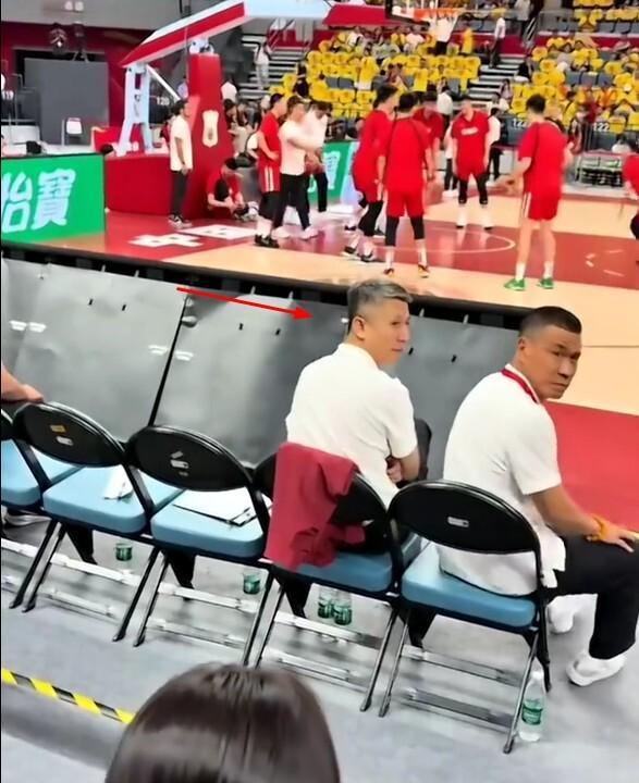 什么情况！郭士强遭球迷近距离质问不用孙铭徽 一旁助教怒指回应