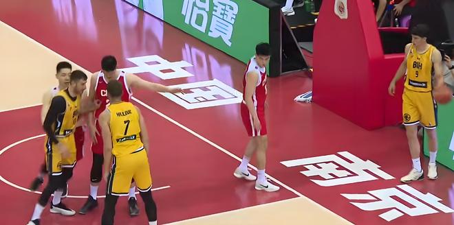 中国男篮险遭大逆转！4连胜仍高兴不起来，全队27个失误成隐患
