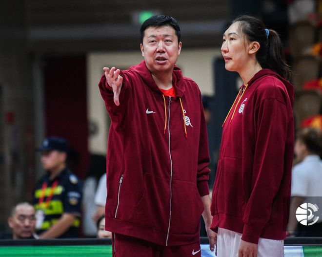 传承!王治郅出任女篮教练调教韩旭张子宇,手把手教女姚明梦幻脚步