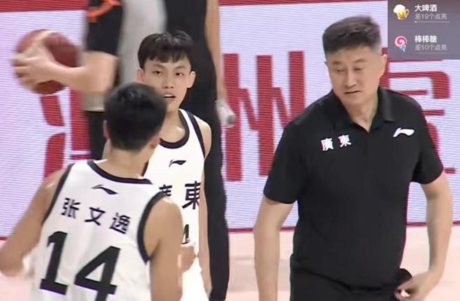 广东队121-73大胜，徐杰12分张文逸26分，威姆斯观战并和全队合影