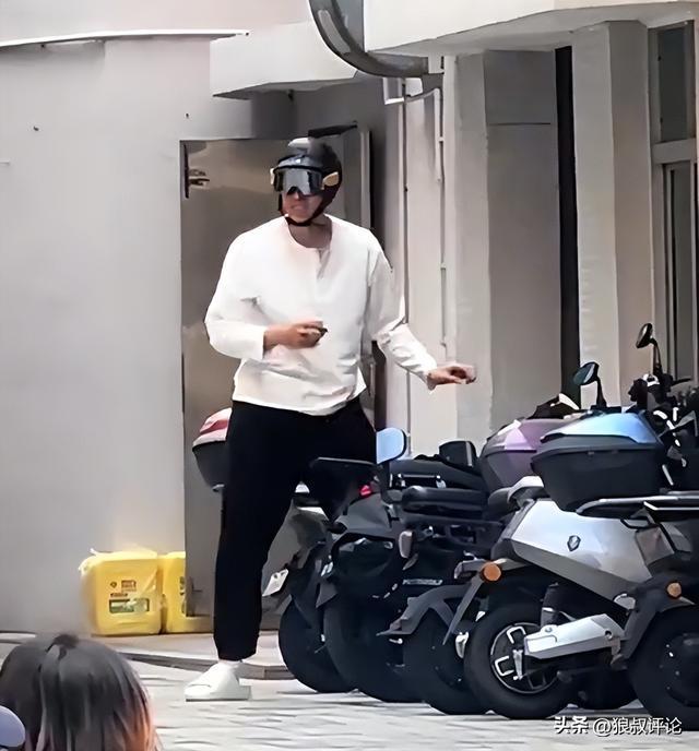 骑上小电驴很酷！崔永熙回归广东男篮训练 是否出战全运22组存疑