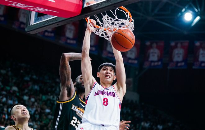 入队随俗！崔永熙戴头盔骑上小电驴 网友：广东全队为电动车代言