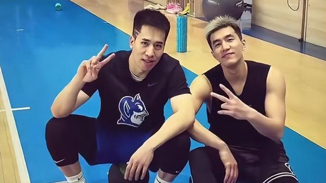 中午12点16，郭凯伦晒郭艾伦同框视频,暗示堂哥离家,网友排队签名