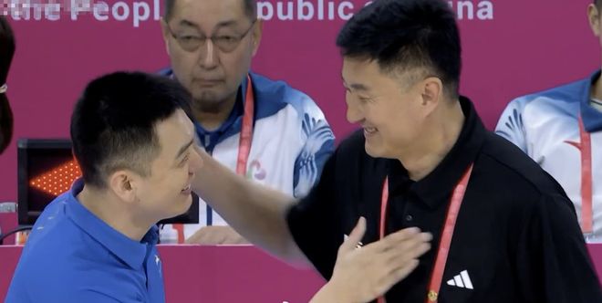 谁注意到，杜锋握手杨鸣时露出得意大笑！提前开香槟庆祝金牌到手