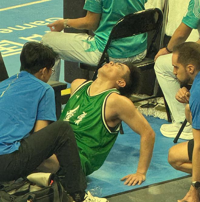 赵继伟伤退！高诗岩22分但独木难支,辽篮四川争铜牌,广东浙江争冠