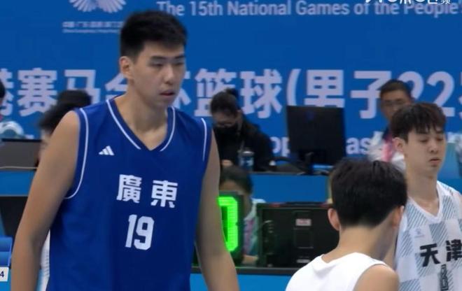 三戰全勝晉級八強，廣東U22男籃23分大勝天津，王浩然39+6+7！