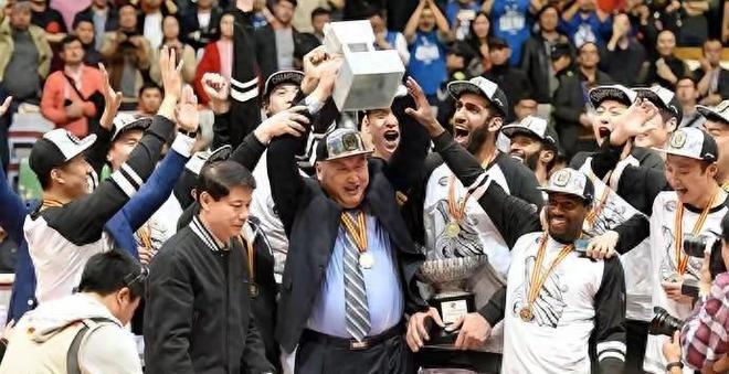 心真大！一球队用全华班打CBA，门票还卖的死贵，球迷:免费都不去