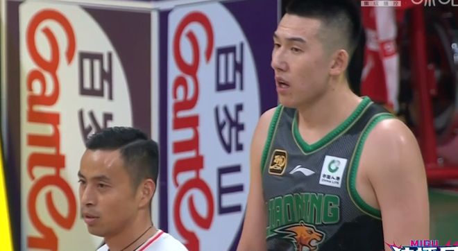 太炸裂！辽篮3大首发1分，8大轮换4分，杨鸣无奈苦笑，这也能输？