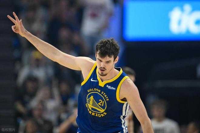 拒绝逆转！库里发力28+4+3！巴特勒半场伤退，布克独木难支38+3+4