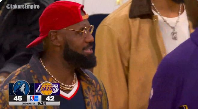 積極互動(dòng)！詹姆斯不停和場(chǎng)上的隊(duì)友交流