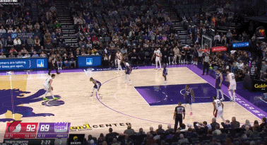 平空飞行？开拓者队夏普迎着威少完成平筐战斧炸裂隔扣