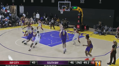 一柱擎天！杨瀚森一回合内连续送给对手2次封盖，半场共3盖帽