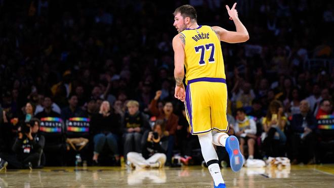 刷新歷史，湖人東契奇超越杰里·韋斯特，成開(kāi)局2場(chǎng)得分最高球員