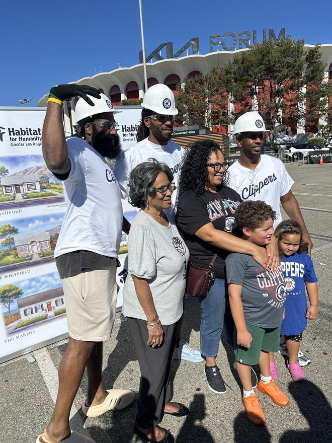 快船众将干木工：哈登大笑打趣队友刷油漆 小卡自曝目前身高2米01