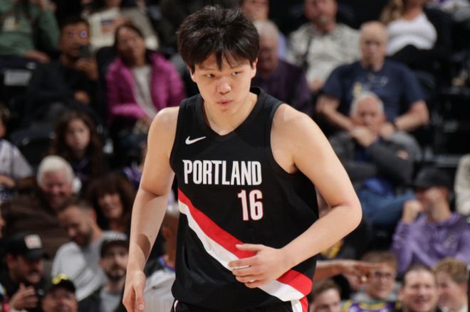 就在今天！杨瀚森再创生涯新纪录，开拓者大胜湖人，杀进西部前八