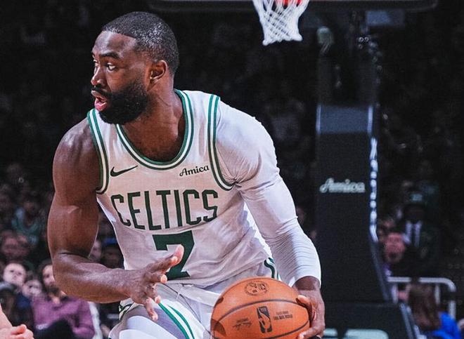 火箭旧将三双库兹马轰31分，布朗30+3+3难救主，雄鹿14分逆转绿军