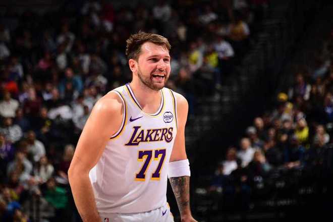 東契奇33+11+8湖人雙殺爵士 詹姆斯17+6+8裏夫斯22+10