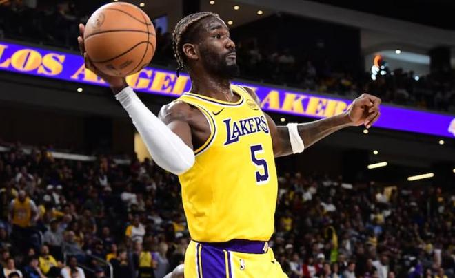 首战老东家，艾顿15中8得16分8板2助2断1帽3失误，正负值-10