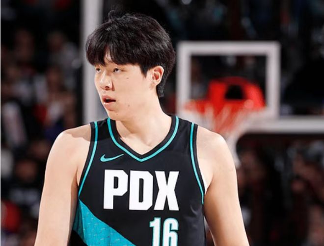 创纪录！杨瀚森NBA生涯首进三分 双方冲突拉走暴怒哈腾劝架