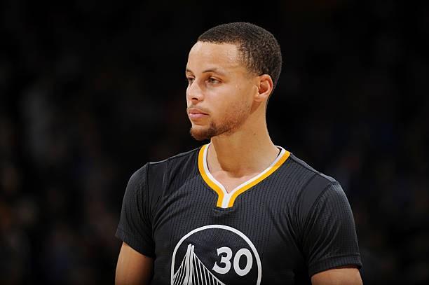 库里1048场常规赛拿到26000分，后卫中仅次于乔丹、大O和科比